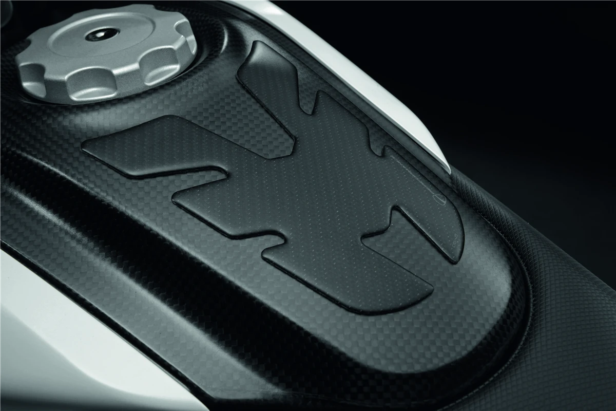 DUCATI HYPERMOTARD PROTECTION RESERVOIR CARBONE 2 DUCATI HYPERMOTARD PROTECTION RESERVOIR CARBONE – Image 2